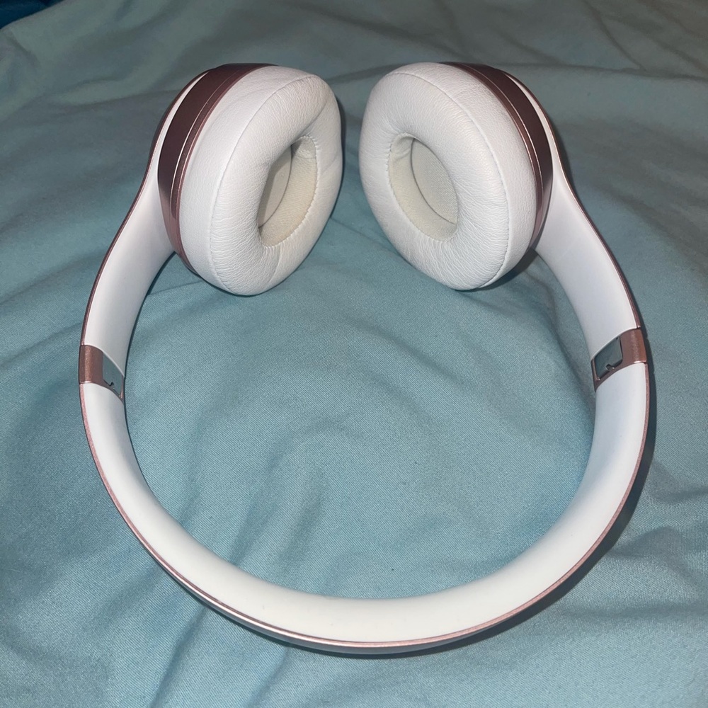 Rose Gold Bluetooth Beats Headphones - Picture 3 of 6